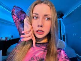 Meet -VikkiL0vesCheese-, a hot cam girl ready for you.