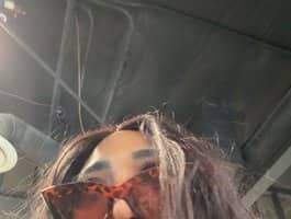 Meet AdviceColumn, a hot cam girl ready for you.