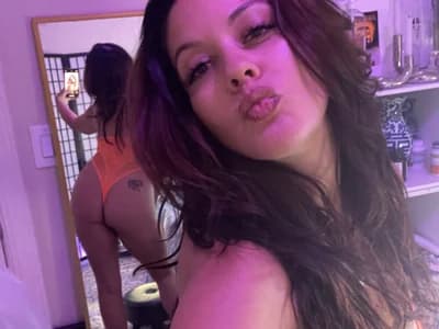 Get with bellafreakyfun, a hot performer waiting for you.