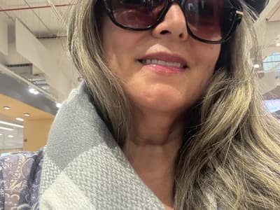 Meet emma_tour, a hot cam girl ready for you.